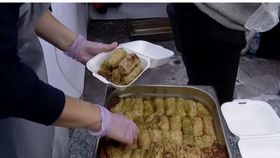 VIDEO Pelerinajul Sfintei Parascheva adună sute de mii de credincioși și oferă 60.000 de porții de sarmale, dar nu lipsesc micile tensiuni